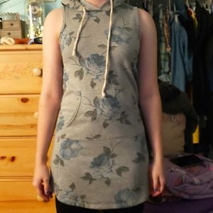 Tresics, S , gray floral